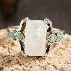 NWT SIZE 5‎ Square Cut Ring Inlaid Opal
Silver Plated